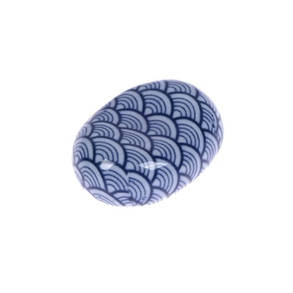 des repose baguettes en forme de galets aux motifs et aux couleurs de l'esthétique japonaise : formes géométriques et fleurs de sakura