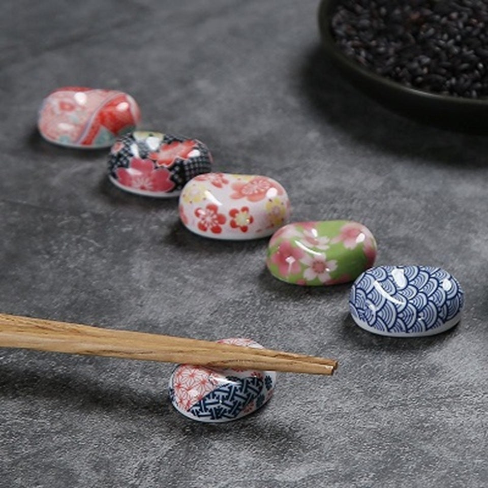des repose baguettes en forme de galets aux motifs et aux couleurs de l'esthétique japonaise : formes géométriques et fleurs de sakura