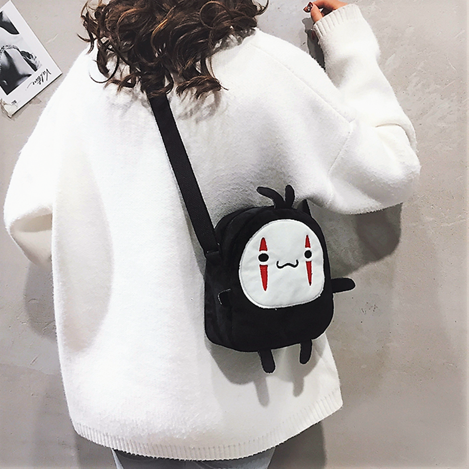 une sacoche bandoulière représentant le Sans visage du film le voyage de Chihiro. On retrouve son visage si particulier dans une version chibi adorable.