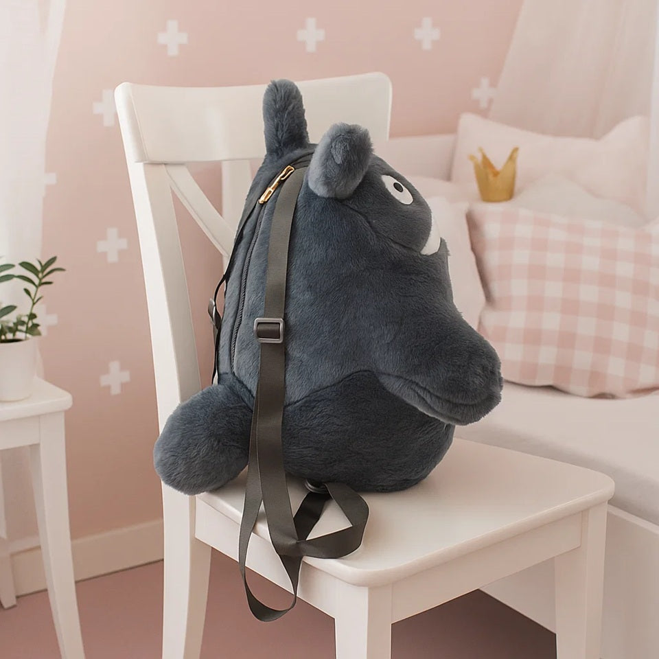 un sac à dos tout en peluche et en forme de Totoro, l'esprit de la forêt du studio Ghibli. Douceur extrême et câlins tendre en vue !