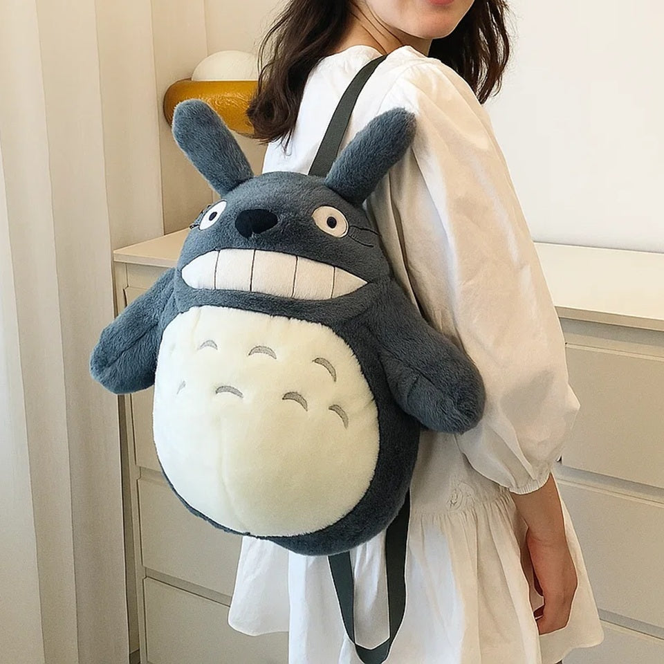 un sac à dos tout en peluche et en forme de Totoro, l'esprit de la forêt du studio Ghibli. Douceur extrême et câlins tendre en vue !