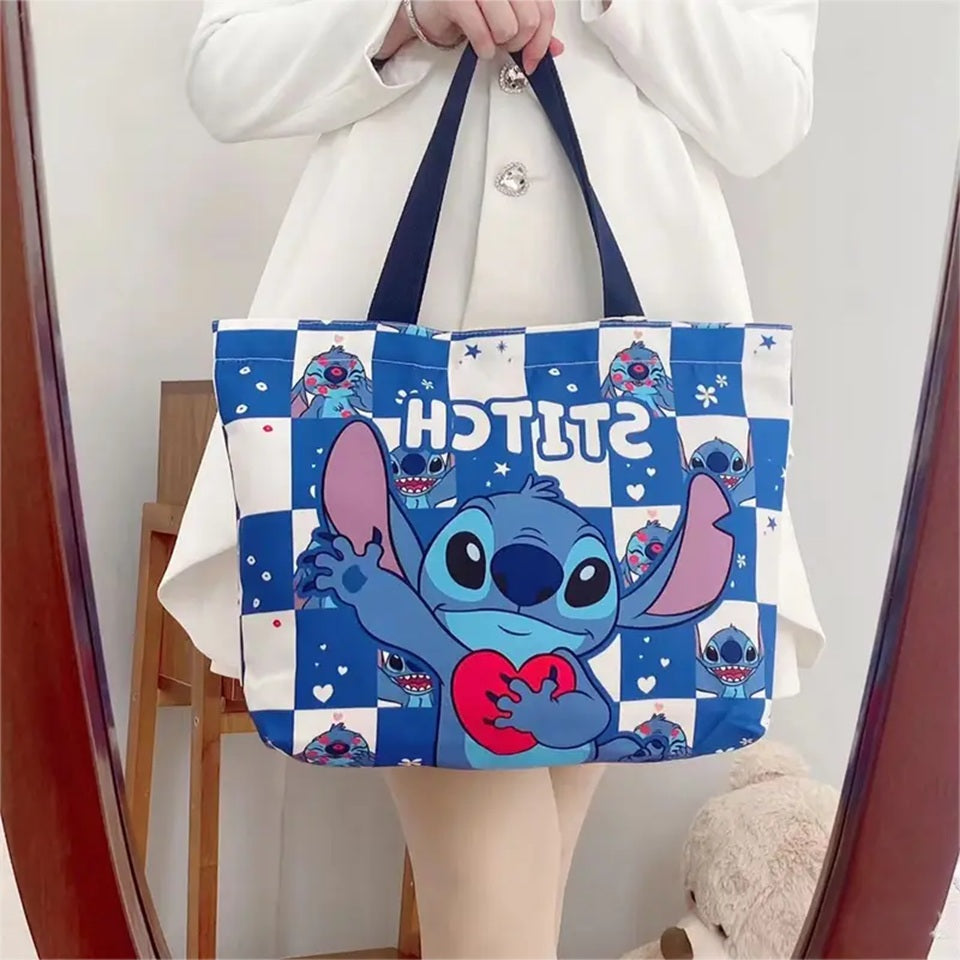 un sac fourre tout aux couleurs de stitch. Il est présenté avec un coeur rouge dans ses mains. Adorable, stylé et mignon, ce sac est pratique pour transporter toutes vos affaires.