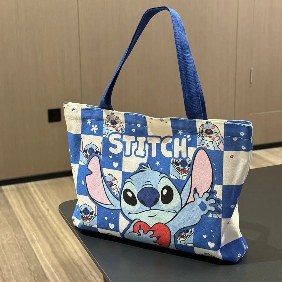 un sac fourre tout aux couleurs de stitch. Il est présenté avec un coeur rouge dans ses mains. Adorable, stylé et mignon, ce sac est pratique pour transporter toutes vos affaires.