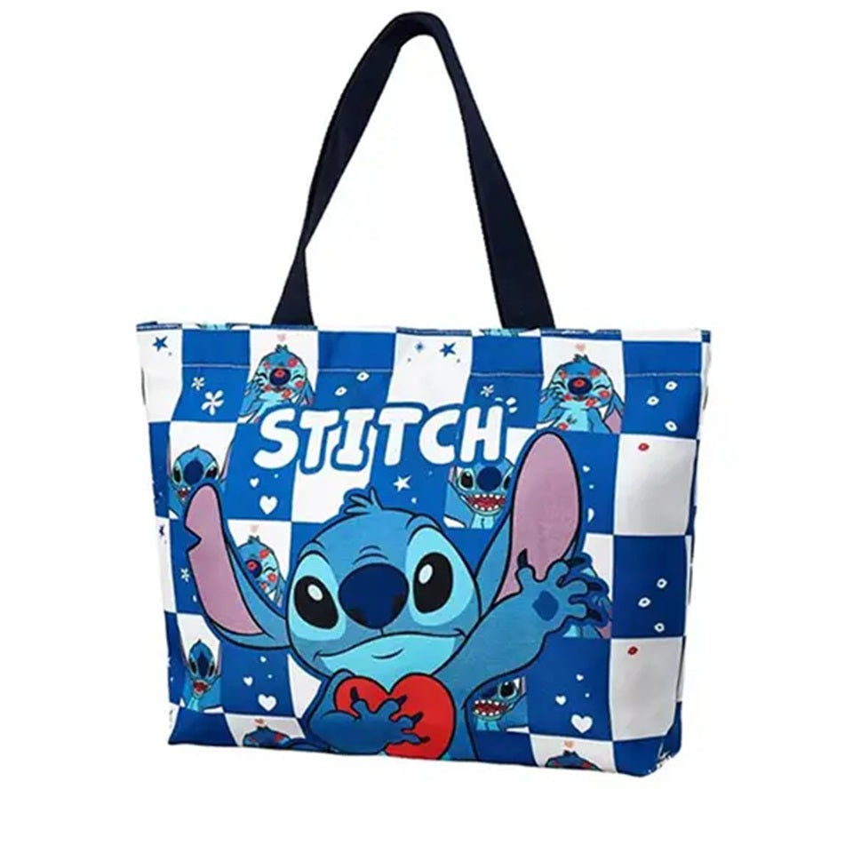 un sac fourre tout aux couleurs de stitch. Il est présenté avec un coeur rouge dans ses mains. Adorable, stylé et mignon, ce sac est pratique pour transporter toutes vos affaires.