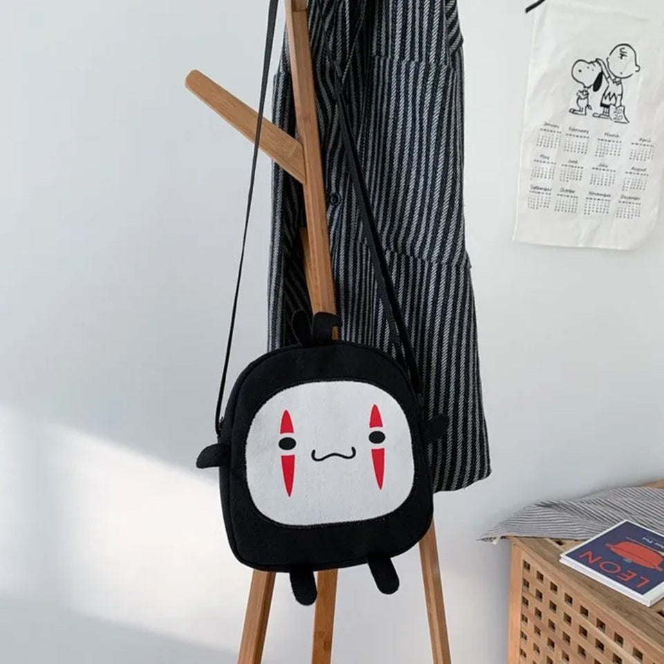 une sacoche bandoulière représentant le Sans visage du film le voyage de Chihiro. On retrouve son visage si particulier dans une version chibi adorable.