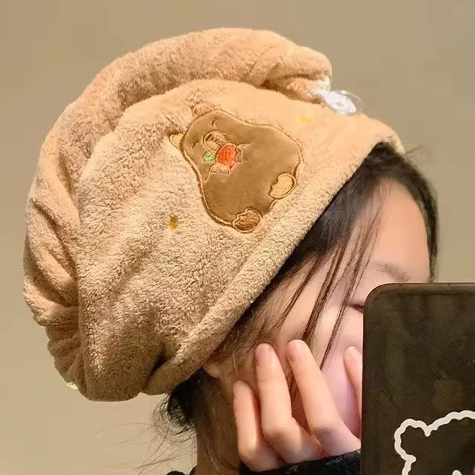 une serviette pour cheveux capybara toute mignonne. Avec son capybara brodé et son sourire charmeur, elle est utile et pratique pour maintenir et sécher les cheveux après la douche ou le bain.