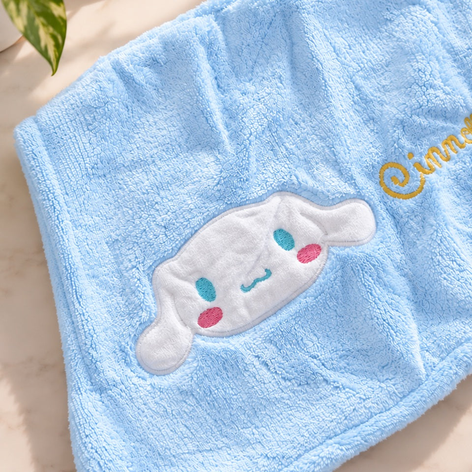 Serviette pour cheveux Cinnamoroll bleu ciel clair en tissu doux et moelleux, posée à plat dans un joli décor de salle de bain lumineux et épuré.