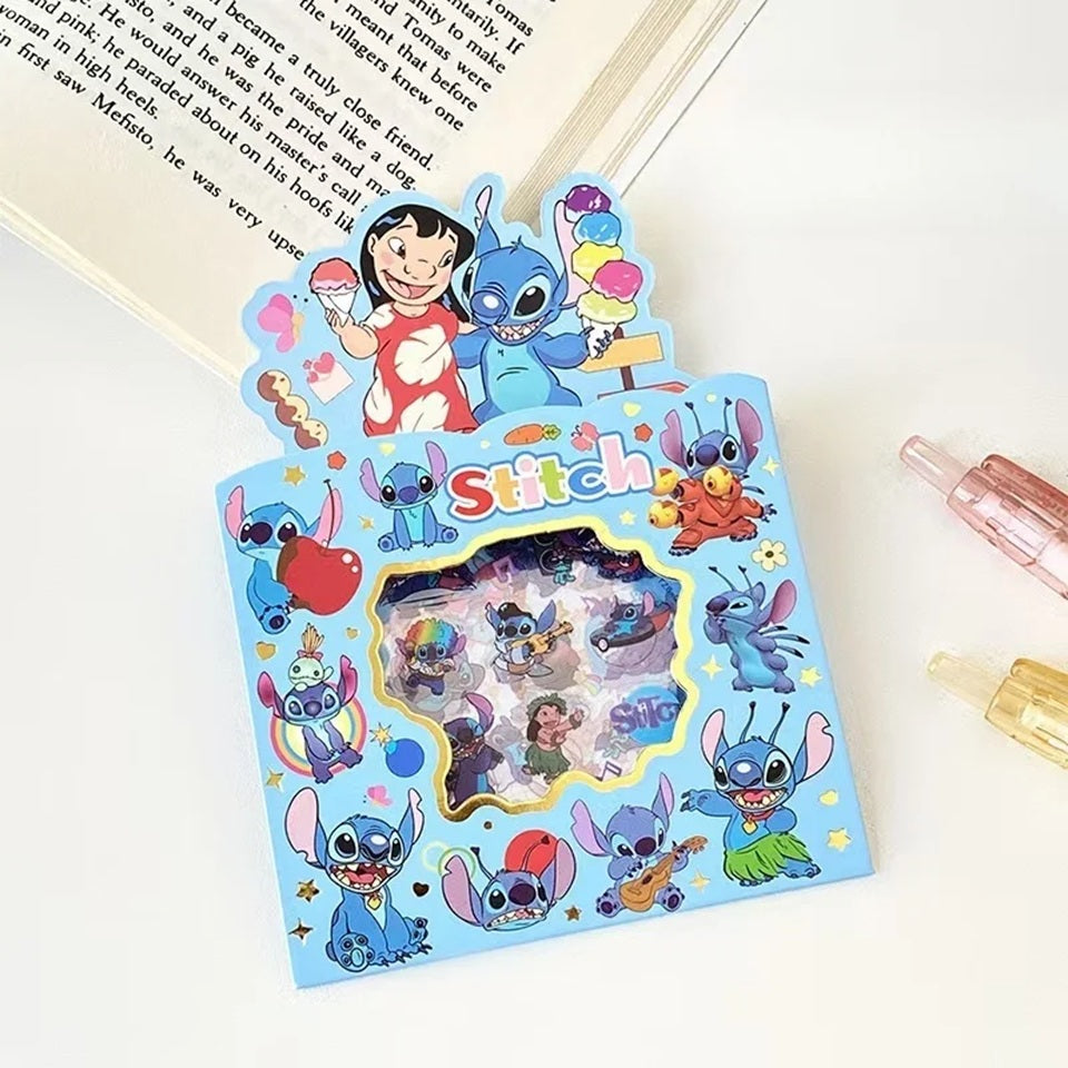 un set de stickers inspirés de Lilo et Stitch, pleins de charme et de complicité. Idéal pour le scrapbooking et pour personnaliser tous les carnets, cahiers etc...