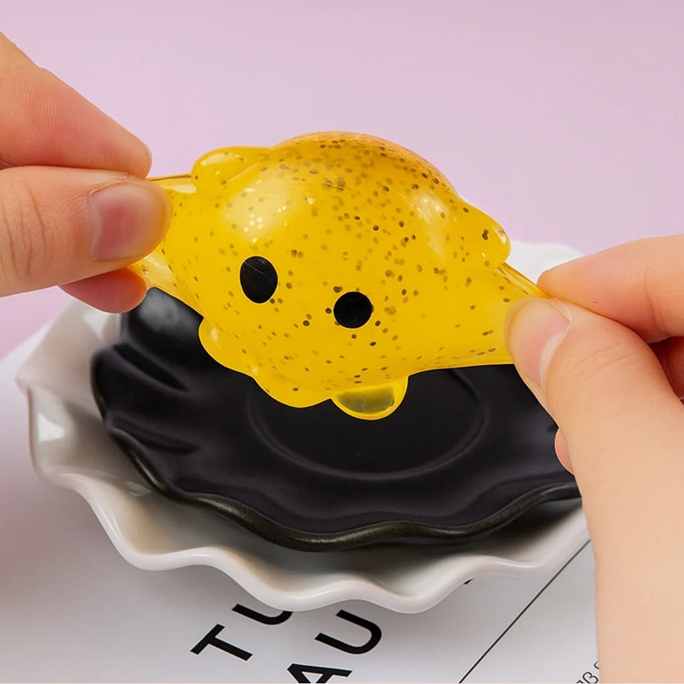 un squishy en forme de poulpe trop mignon ! Il est tout jaune et rempli de paillettes. Effet anti stress garanti !