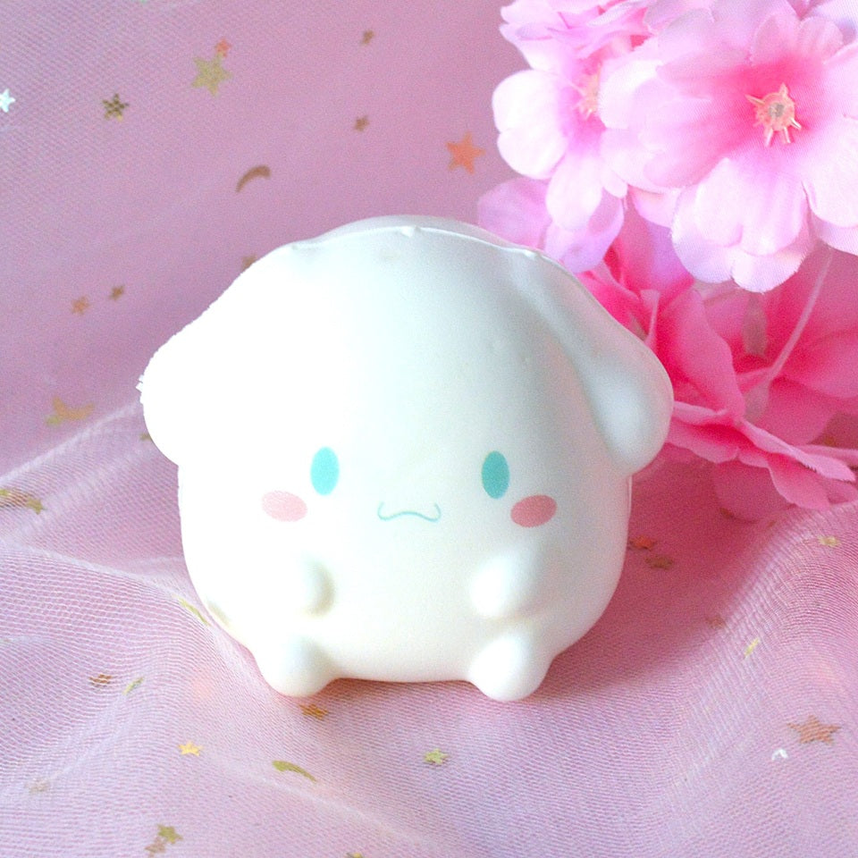 un squishy tout mou et tout oux en forme de Cinnamoroll, le personnage tout tendre de Sanrio. Effet anti stress garanti