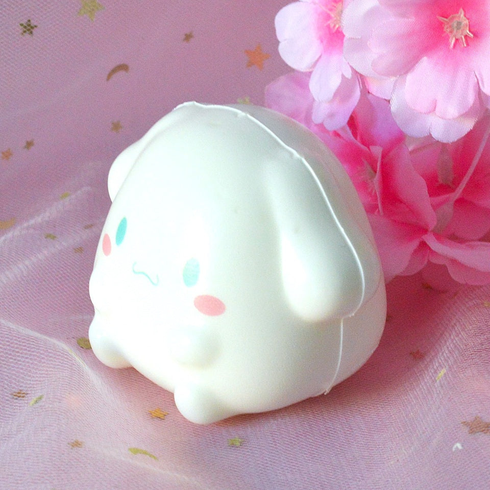 un squishy tout mou et tout oux en forme de Cinnamoroll, le personnage tout tendre de Sanrio. Effet anti stress garanti