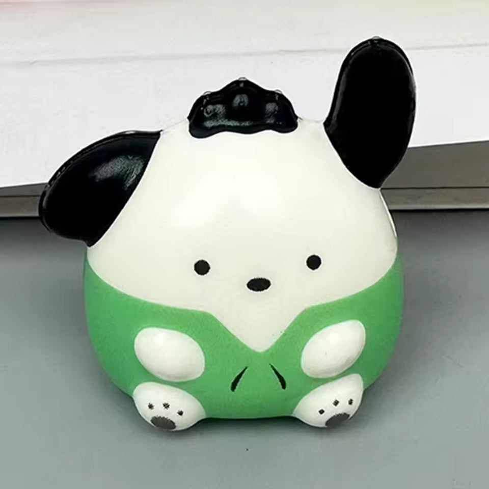 un adorable squishy tout rond en forme de Pochacco, le chien mignon de Sanrio. Effet anti stress garanti !