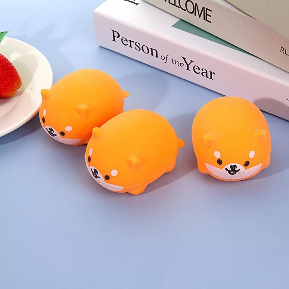 un squishy jaune tout mou en forme de shiba inu rigolo et mignon. Serrez-le pour un effet anti stress immédiat.