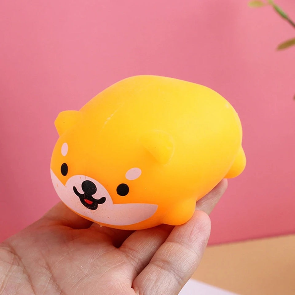 un squishy jaune tout mou en forme de shiba inu rigolo et mignon. Serrez-le pour un effet anti stress immédiat.