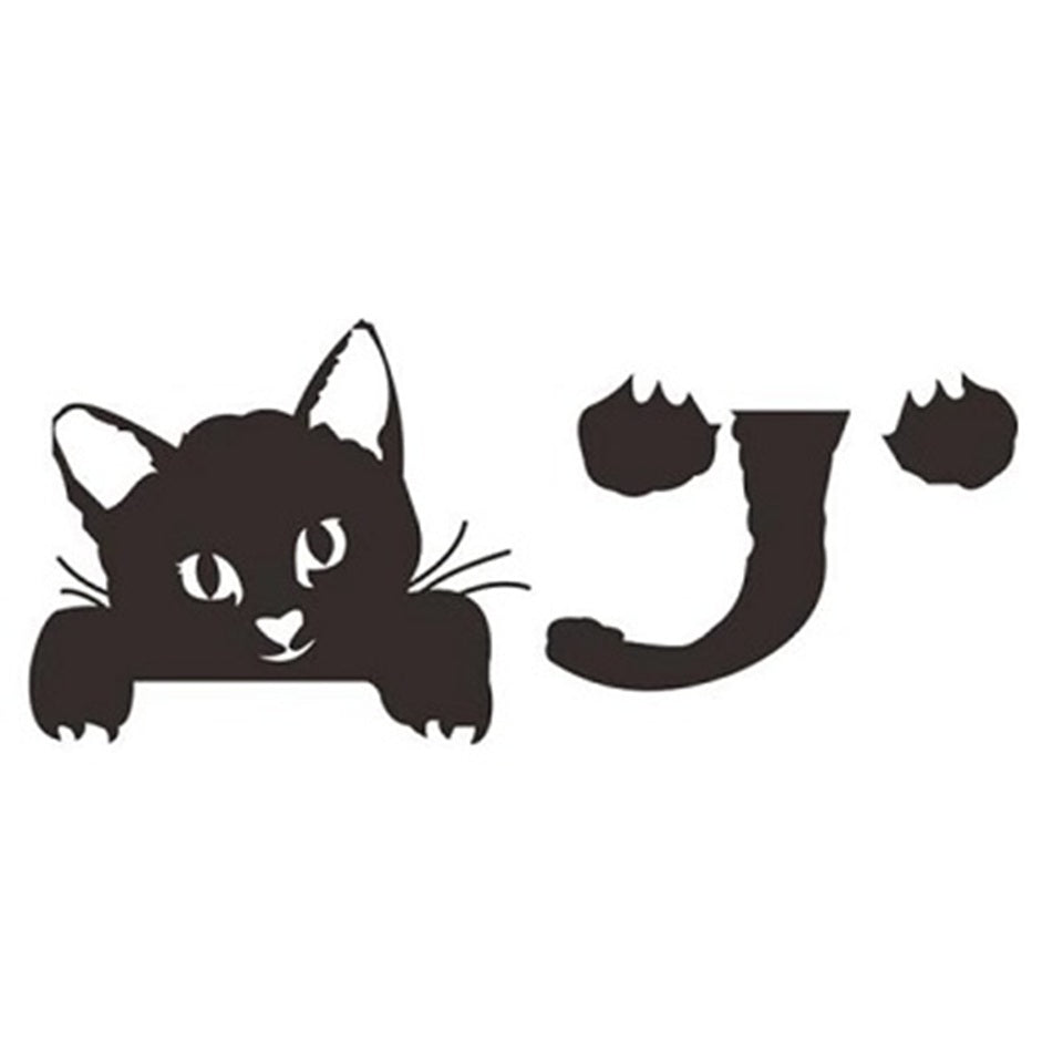 un sticker mural d'un chat noir très mignon et espiègle Il est divisé en deux parties : une supérieure à coller au-dessus d'un interrupteur et la partie inférieure en dessous. Il ajoute une touche mignonne à une pièce.
