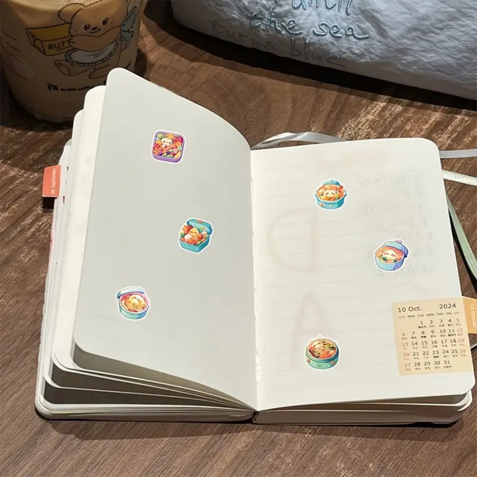 des stickers représentant différents bentos colorés et kawaii. Garnitures colorées et différentes qui appellent à la gourmandise