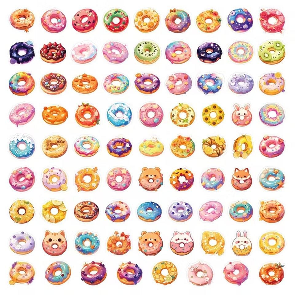 un lot de 20 stickers en forme de donuts hyper gourmands et colorés. Leur glaçage représente différents thèmes et sont décorés de façon hyper kawaii avec divers éléments comme des fleurs, des fruits, du chocolat etc...