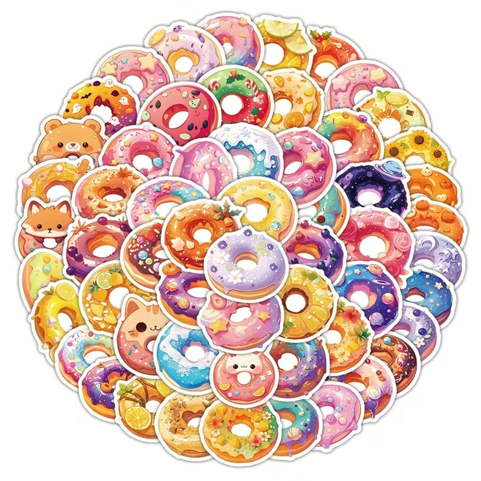 un lot de 20 stickers en forme de donuts hyper gourmands et colorés. Leur glaçage représente différents thèmes et sont décorés de façon hyper kawaii avec divers éléments comme des fleurs, des fruits, du chocolat etc...