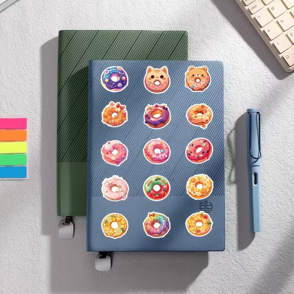 un lot de 20 stickers en forme de donuts hyper gourmands et colorés. Leur glaçage représente différents thèmes et sont décorés de façon hyper kawaii avec divers éléments comme des fleurs, des fruits, du chocolat etc...