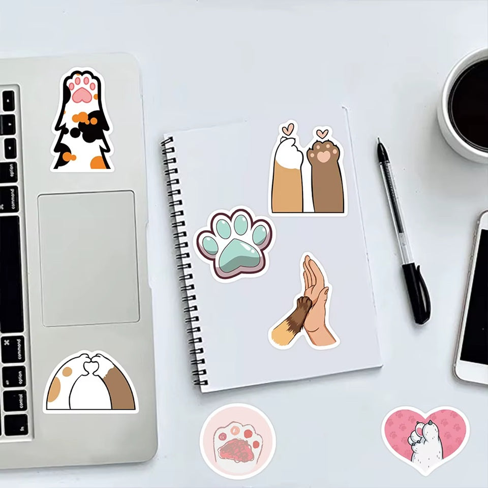 des stickers en forme de pattes de chat colorées et diverses. Idéal pour tous les projets créatifs.