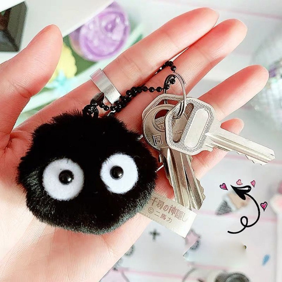 un porte-clé en forme de noiraude toute douce et toute noire, inspirée des petites créatures du Studio Ghibli.