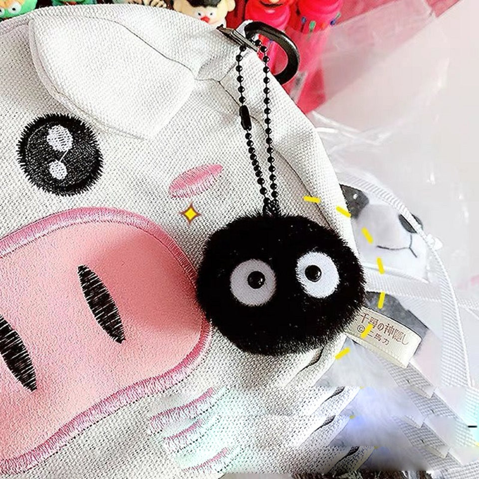 un porte-clé en forme de noiraude toute douce et toute noire, inspirée des petites créatures du Studio Ghibli.
