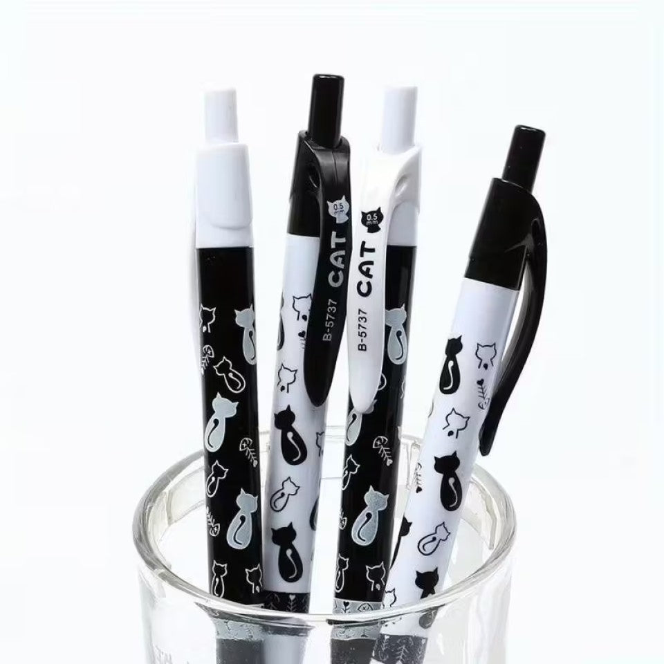 un stylo noir ou blanc orné de motif de chat noir et de chat blanc ainsi que d'arêtes de poisson. Le design est original et très mignon.