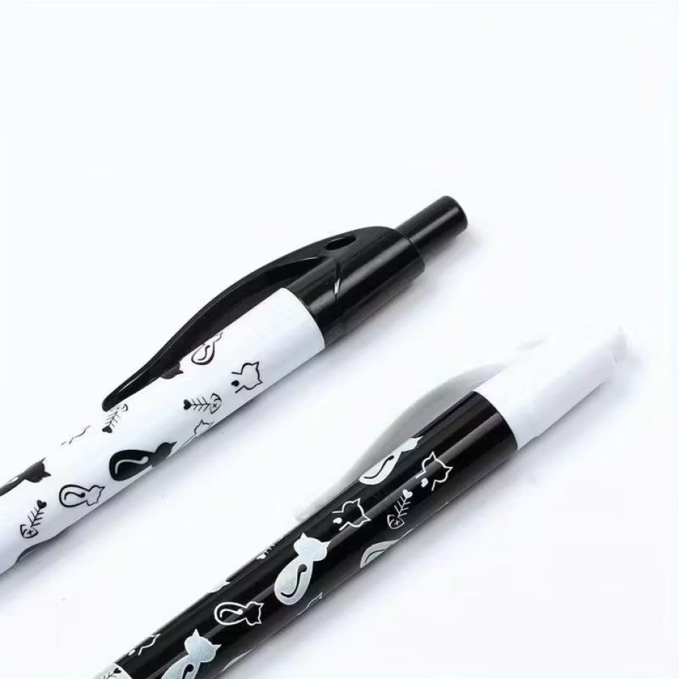 un stylo noir ou blanc orné de motif de chat noir et de chat blanc ainsi que d'arêtes de poisson. Le design est original et très mignon.
