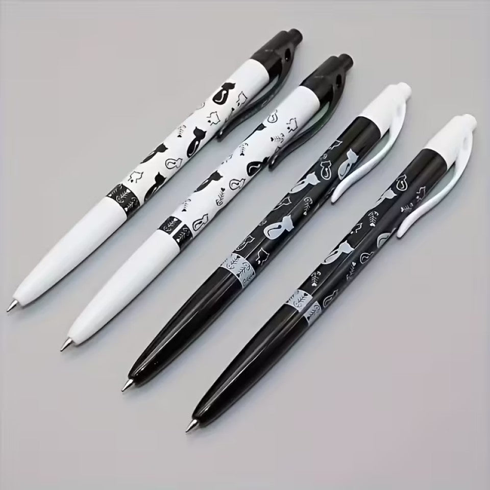 un stylo noir ou blanc orné de motif de chat noir et de chat blanc ainsi que d'arêtes de poisson. Le design est original et très mignon.