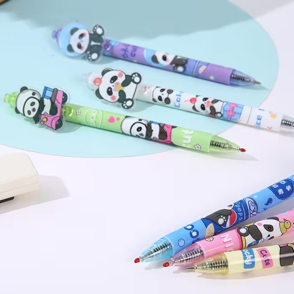 de jolis stylos illustrés de panda dans différentes scÚnes amusantes et attendrissantes. ils sont une breloque en acrylique en forme de panda adorable.