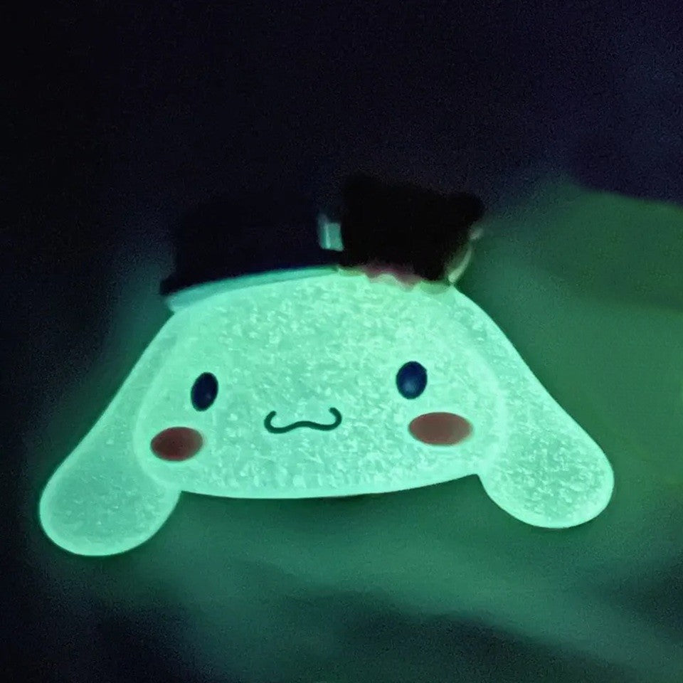 un joli support grip phosphorescent en forme de cinnamoroll ! Accessoire mignon, utile et pratique !