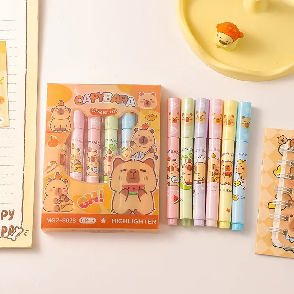 un lot de 6 surligneurs au design capybara. Les capybaras donnent le sourire et illuminent vos travaux de couleurs adorables.