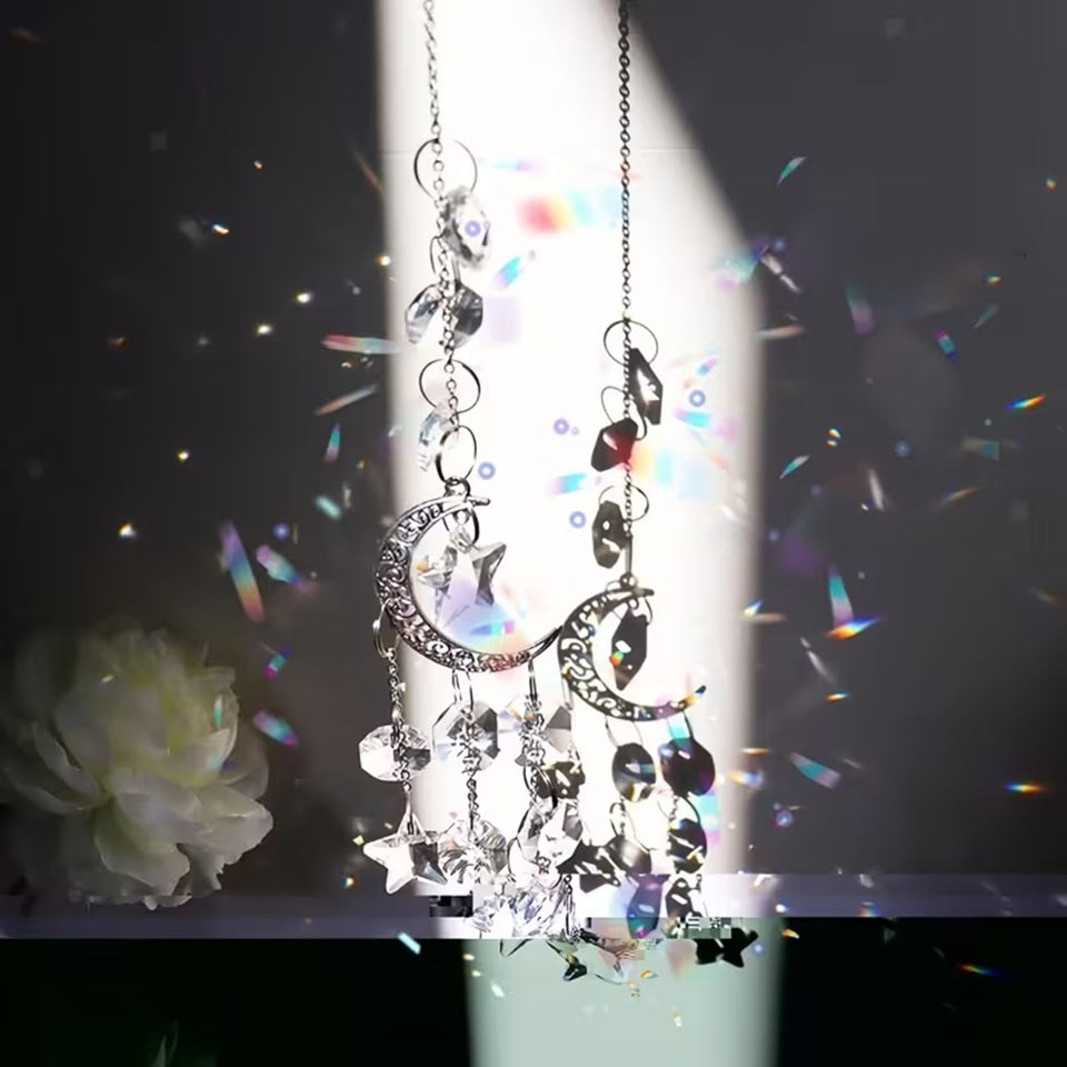 une superbe suspension composée de strass, d'étoiles et d'n croissant de lune argenté. La suspension capte la lumière pour créer de subtils effets lumineux.