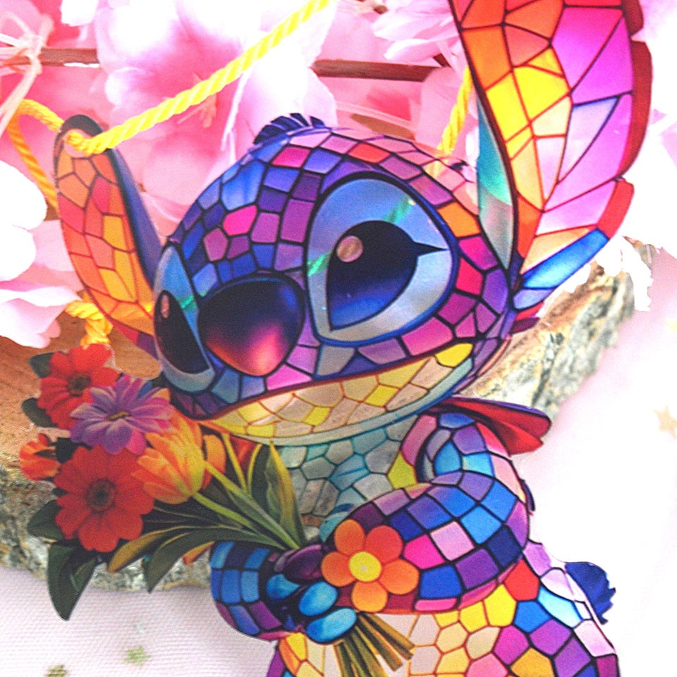 une décoration à suspendre en forme de stich tout coloré façon mosaïque