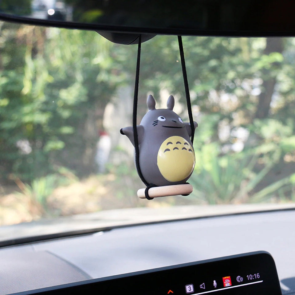 une adorable suspension en forme de totoro que l'on peut accrocher dans une voiture ou comme élément de décoration de maison