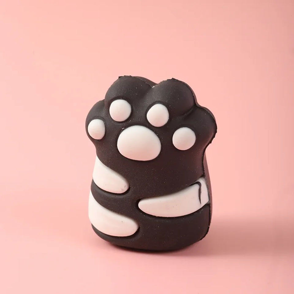 un taille-crayon original et fun en forme de patte de chat coloré : jaune, rose et noir. Hyper mignon, format pratique et originalité.