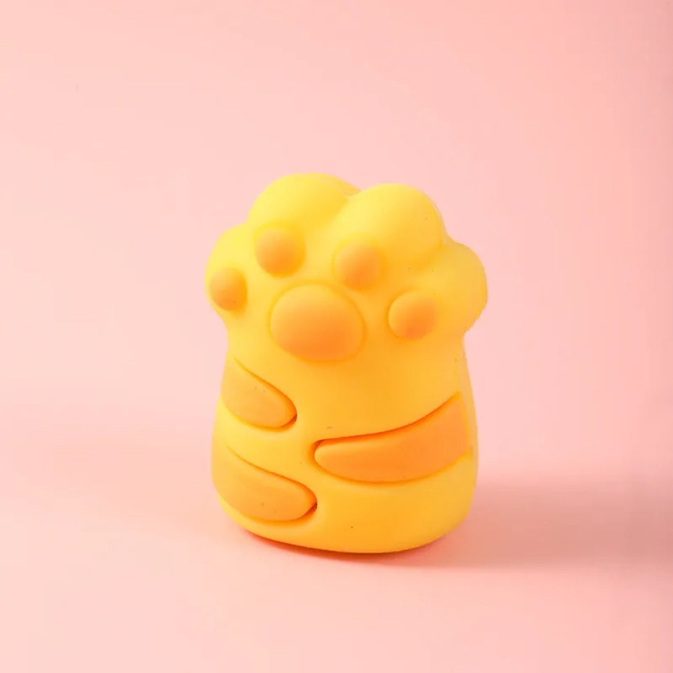 un taille-crayon original et fun en forme de patte de chat coloré : jaune, rose et noir. Hyper mignon, format pratique et originalité.