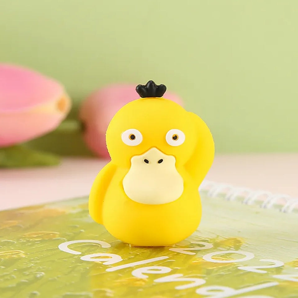 un taille-crayon jaune en forme de l'adorable pokemon Psykokwak. Adorable et mignon, il devient un objet de collection
