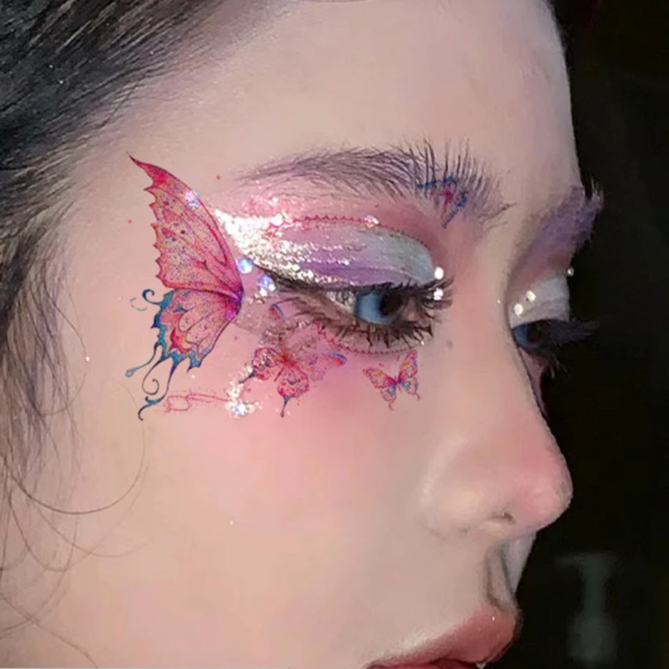 des tatouages éphémères pour le visage au motif de papillons colorés et pailletés. Idéal à porter avec un joli maquillage pour un effet féérique et romantique, pour un estival ou une soirée. On peut les porter également sur tout le reste du corps.