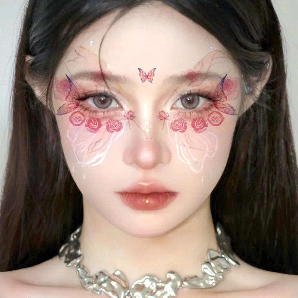 des tatouages éphémères pour le visage au motif de papillons colorés et pailletés. Idéal à porter avec un joli maquillage pour un effet féérique et romantique, pour un estival ou une soirée. On peut les porter également sur tout le reste du corps.