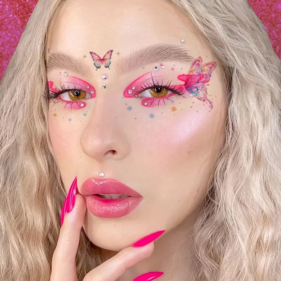 des tatouages éphémères pour le visage au motif de papillons colorés et pailletés. Idéal à porter avec un joli maquillage pour un effet féérique et romantique, pour un estival ou une soirée. On peut les porter également sur tout le reste du corps.