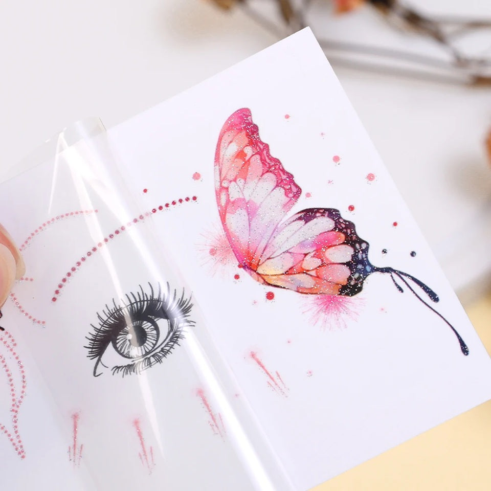 des tatouages éphémères pour le visage au motif de papillons colorés et pailletés. Idéal à porter avec un joli maquillage pour un effet féérique et romantique, pour un estival ou une soirée. On peut les porter également sur tout le reste du corps.