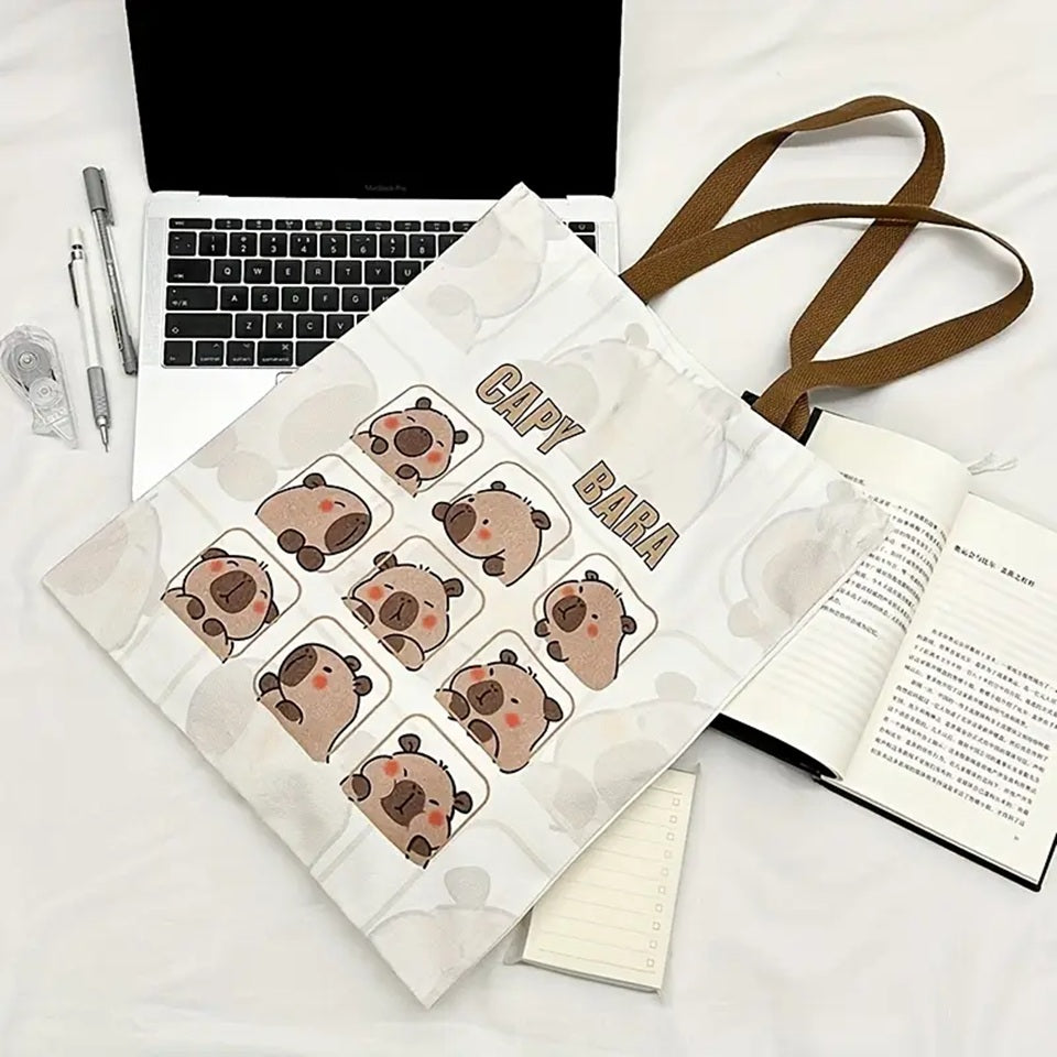 un joli tote bag inspiré des capybara. Illustré de plusieurs cases dans lesquelles se trouve un capybara différent à chaque fois, il est adorable ! En polyester, il est résistant et durable.