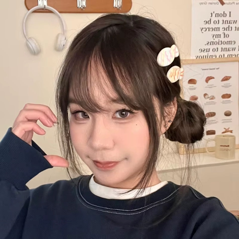 des barrettes hyper mignonnes en forme de poissons colorés. Avec leur look kawaii, ils ajoutent du pep's et de l'originalité à vos coiffures.