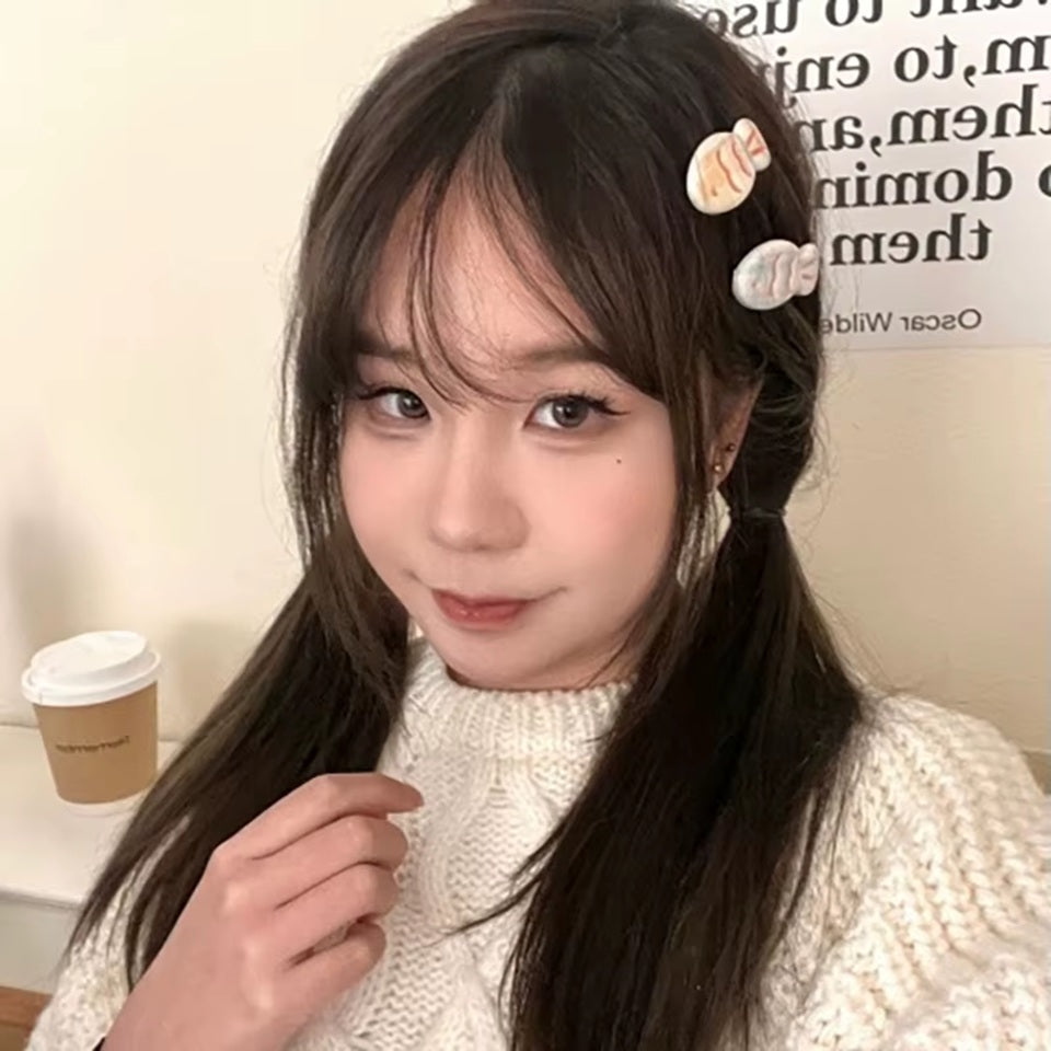 des barrettes hyper mignonnes en forme de poissons colorés. Avec leur look kawaii, ils ajoutent du pep's et de l'originalité à vos coiffures.