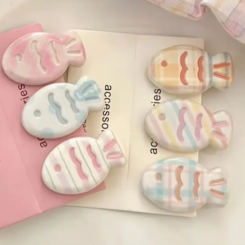 des barrettes hyper mignonnes en forme de poissons colorés. Avec leur look kawaii, ils ajoutent du pep's et de l'originalité à vos coiffures.