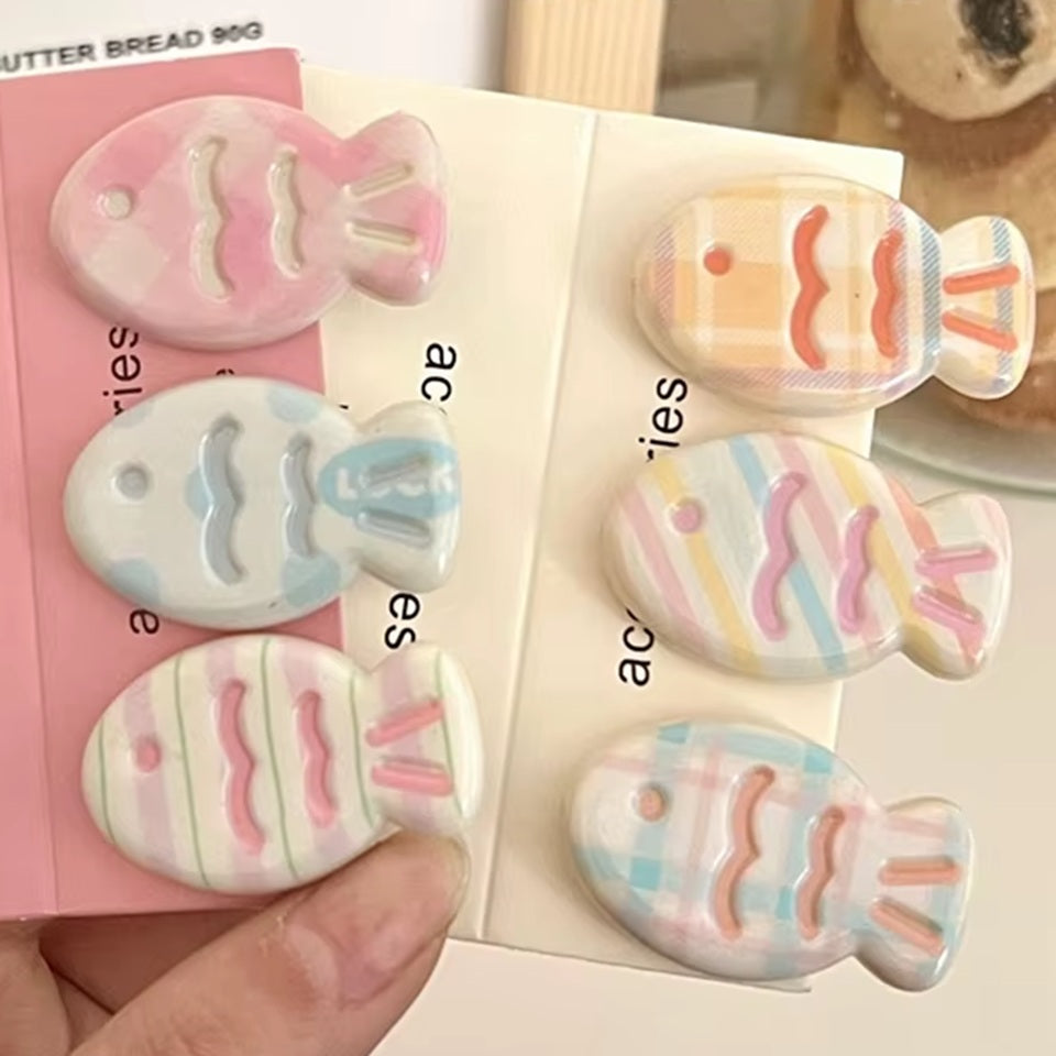 des barrettes hyper mignonnes en forme de poissons colorés. Avec leur look kawaii, ils ajoutent du pep's et de l'originalité à vos coiffures.