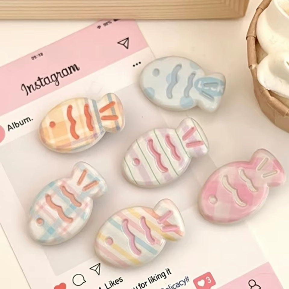 des barrettes hyper mignonnes en forme de poissons colorés. Avec leur look kawaii, ils ajoutent du pep's et de l'originalité à vos coiffures.