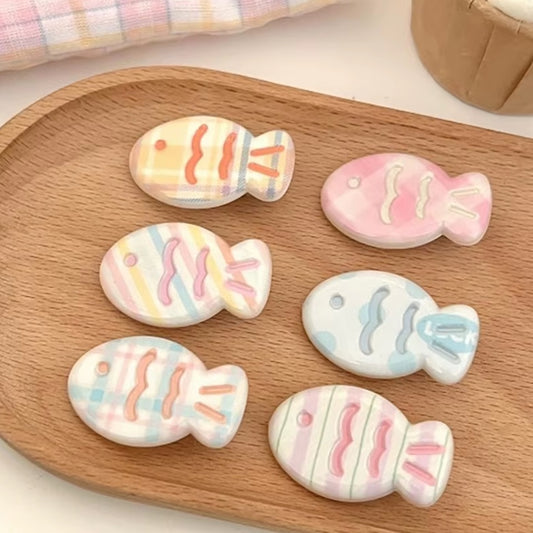 des barrettes hyper mignonnes en forme de poissons colorés. Avec leur look kawaii, ils ajoutent du pep's et de l'originalité à vos coiffures.