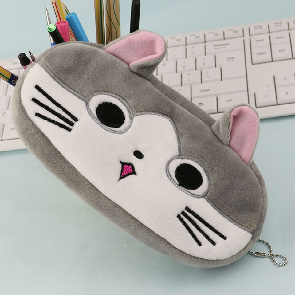 une trousse toute en peluche au design du chat Chi. On reconnait son expression typique avec ses gros yeux et son air malicieux.